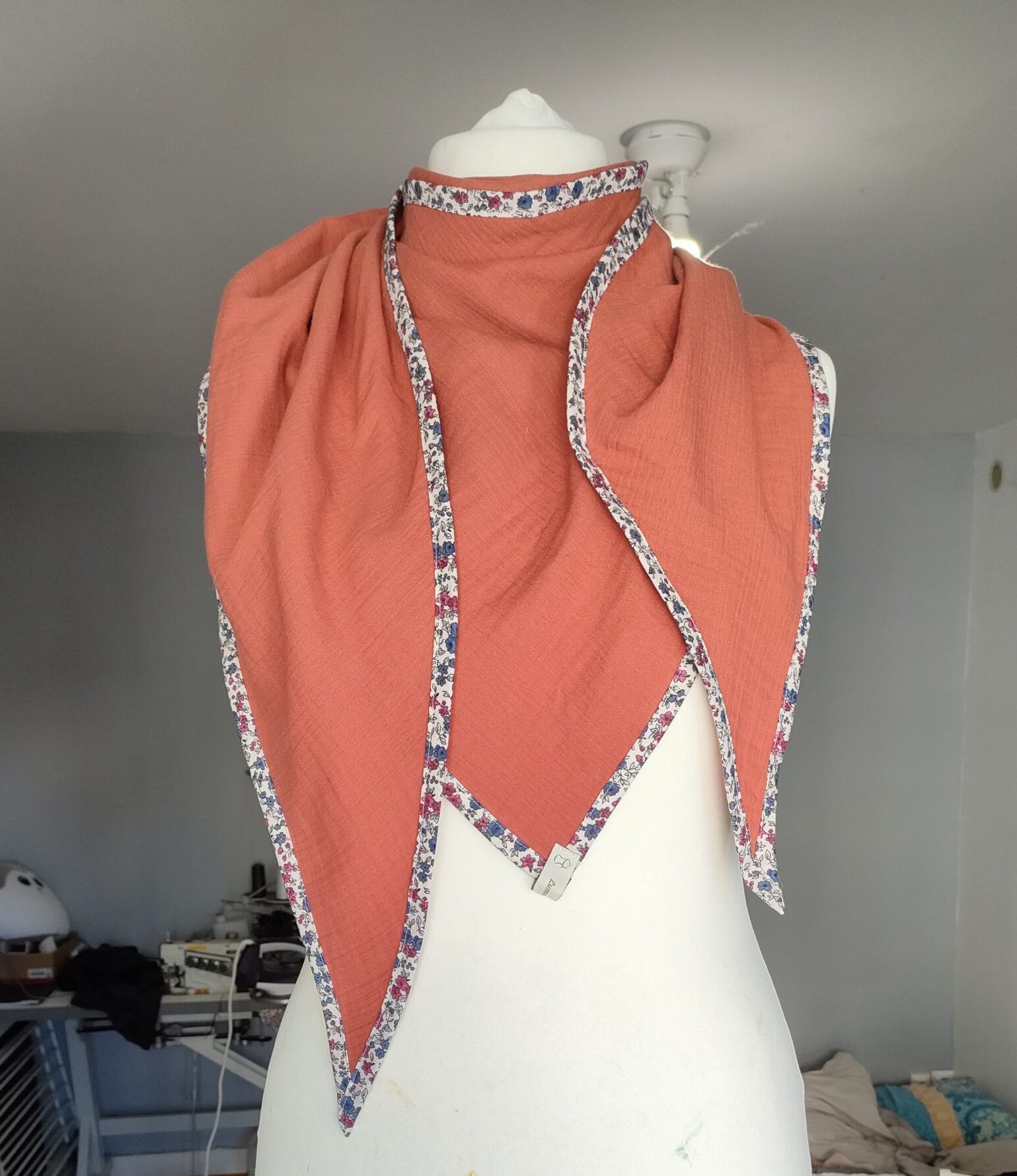 Élégance vibrante : Écharpe double gaze orange, biais fleuri. Douceur et style en 1 accessoire. Rafraîchissez votre look avec finesse.